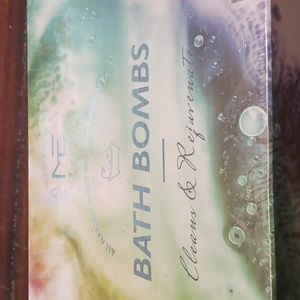 NIB Marvelous Essentials 12 Bath Bombs